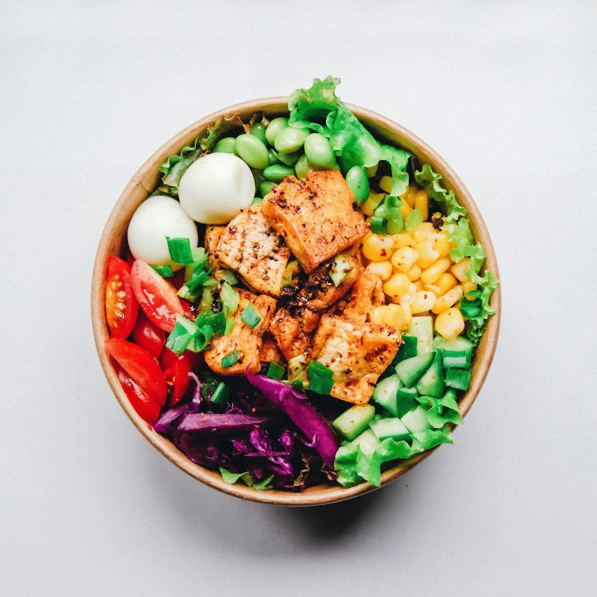 Bunte Bowl mit Eiern, Tofu und Gemüse — Überblick ohne Waage